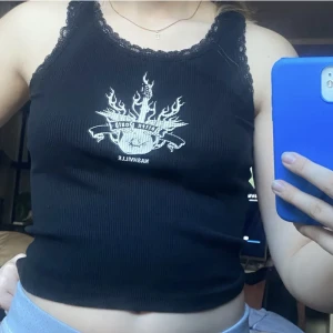 Linne från brandy Melville - Snyggt linne med coolt tryck från brandy Melville som aldrig har använts!