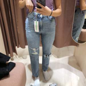 Säljer mina High waisted mom jeans från Gina Tricot pga att de är för små för mig. Använt ett fåtal gånger så de är som nya. Storlek 34. 