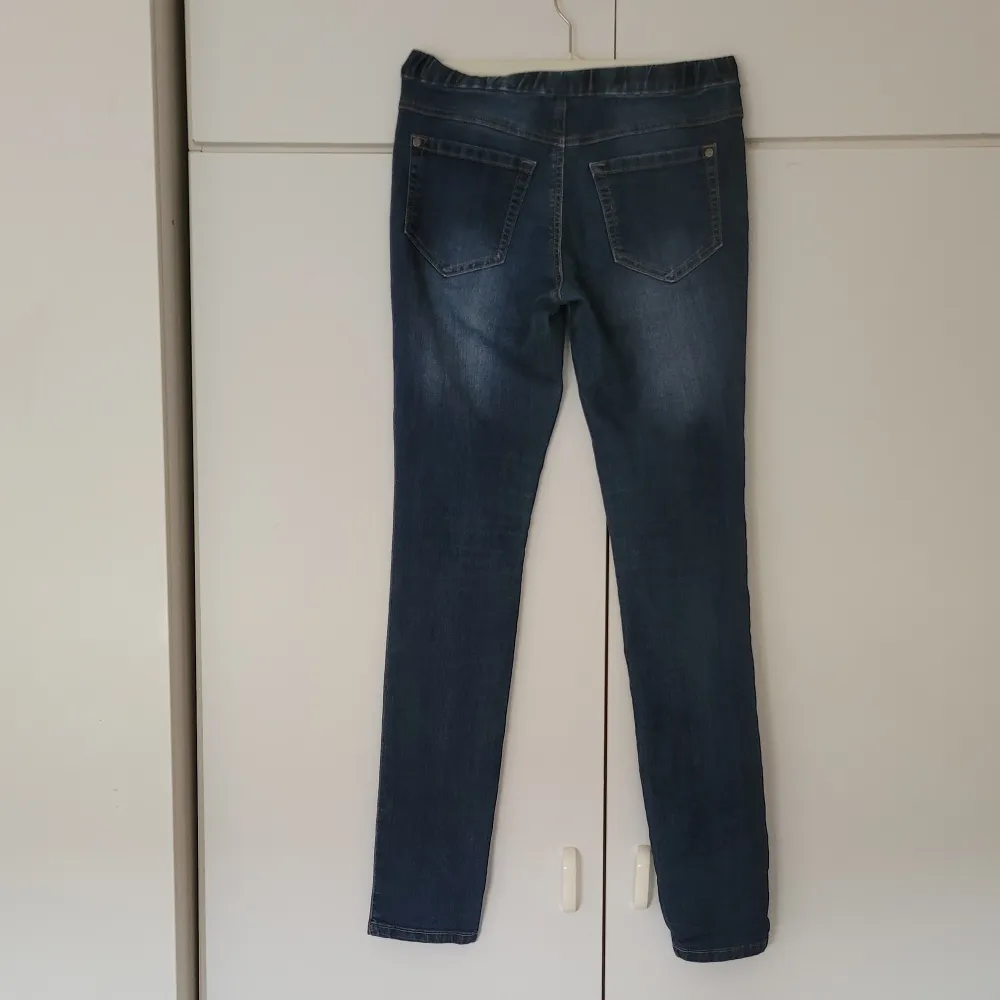 Blåa skinnyjeans från Kappahl i storlek 164, relativt lågmidjade. Längden från midjan  till benets slut är 98 cm. Innerbenslängden är 75 cm. Fejkfickor i fram, men riktiga i bak. Finns ingen dragkedja eller knappar, endast dra på o av! . Jeans & Byxor.