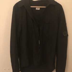 C.P company overshirt - Hej!  jag säljer nu min Cp company overshirt i storlek M. Jackan är använd max 5 gånger och skicket är 9.5/10.  Nypris: 2200, mitt pris: 949Hör av er vid frågor! 😃