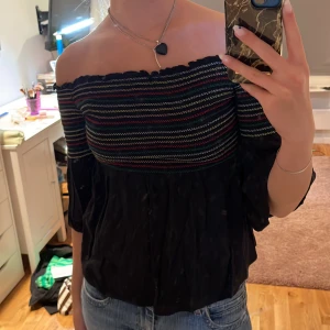 Off shoulder topp - Off shoulder topp från hollister. Knappt använd och i fint skick. Storlek: XS Pris: 100kr