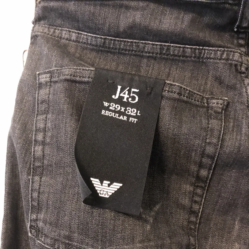 Armani jeans köpta från wallebergs konkursförsäljning. Storlek w29 x l32. Ej använda då de ej passade som present till broshan.. Jeans & Byxor.