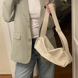 Ljusbeige väska - Ljusbeige väska från Ginatricot! Bra skick🙌🏼