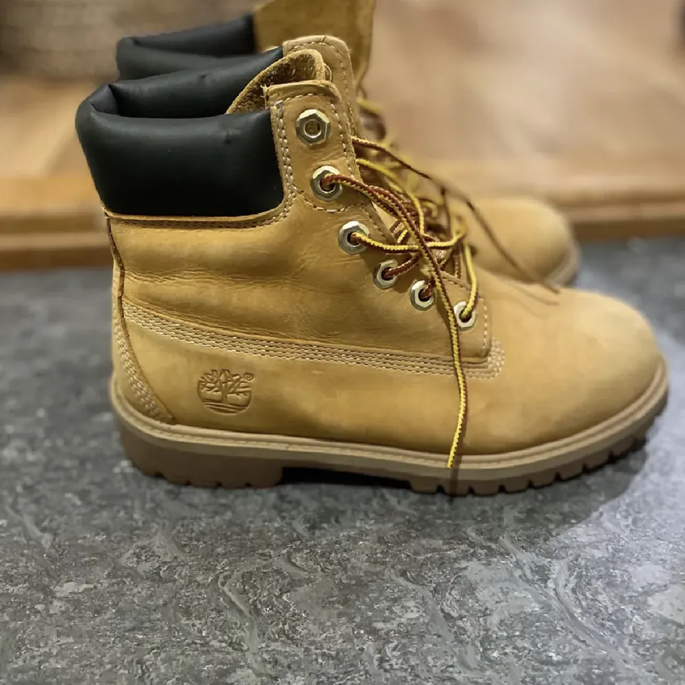 Beiga timberland kängor i storlek 37 för endast 300kr. Det är knappt använda som ni kan se men som ni kan se på bild tre är det ett märke framtill🥰. Skor.