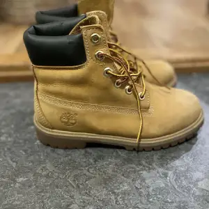 Beiga timberland kängor i storlek 37 för endast 300kr. Det är knappt använda som ni kan se men som ni kan se på bild tre är det ett märke framtill🥰