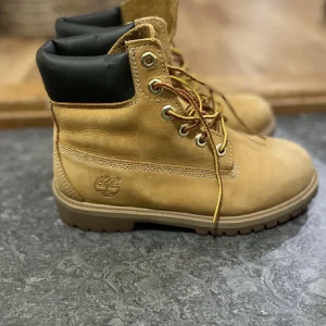 Timberland kängor  - Beiga timberland kängor i storlek 37 för endast 300kr. Det är knappt använda som ni kan se men som ni kan se på bild tre är det ett märke framtill🥰