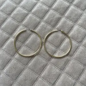 Så fina nya guld-rings örhängen! Köpta i Usa💗 De står att de ska vara ”hypo-allergic”. Säljer då jag köpte många liknande! Storleks jämföring på andra bilden! 