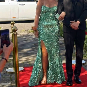 Balklänning - Jag säljer nu min älskade balklänning så att någon annan kan få användning för den och känna sig lika fin som jag på sin bal dag! Jag skulle säga att den är storlek S/M.  Köpt för 3000! Hör av er vid intresse!💓