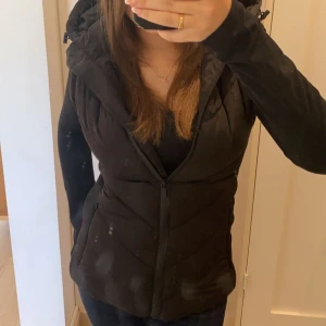 Zara väst - Figursydd väst från zara, säljs inte längre och bara använd en gång. Väldigt stretchiga och jätte skön. Pris kan diskuteras.