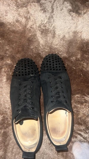 Christian Louboutin - Säljer ett par riktigt feta loubs lite smutsiga men de går o göra de rena med vatten stolek 45 dustbag o kvitto ingår o box. ny pris ligger dom på  8500 de e bara skriva privat så sickar ja mer bättre bilder  