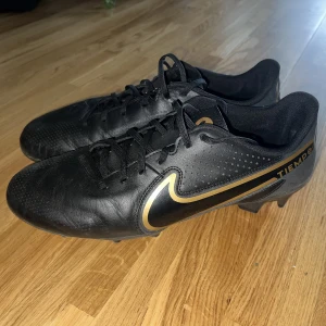 Nike Tiempo fotbollsskor - Säljer skorna på grund av att de är för små för mig. Använde de ett få tal gånger. Storleken på de är 45. Köpta för 1200kr. Pris går att diskutera.