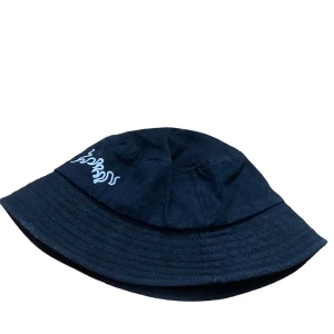 Hatt med fin detalj  - Följ profilen och få 5% i rabatt   Produktens skick: bra   Storlek: one size   För mer info, kontakta mig 😀 