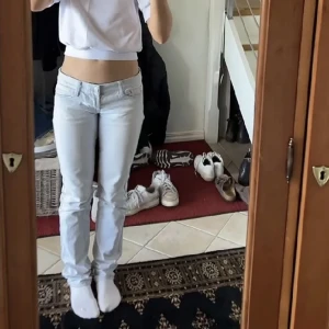 J.lindeberg  - Säljer dessa otroligt snygga jeansen från J.lindeberg!🙌Stl. W26/L32 (Xs) De är i väldigt bra skick och har knappt tecken på användning.  Tveka inte att höra av dig vid frågor!🩷