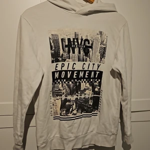 Vit H&M hoodie stl.158/164 - En vit hoodie från H&M. Barnkläder storlek 158/164. Liten röd fläck, annars bra skick.