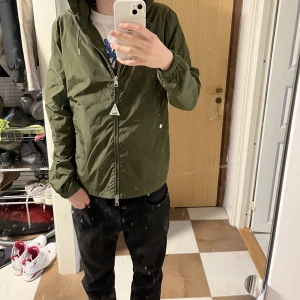 Moncler jacka - Skick 9/10.  Strl 2 som även står vid höger Axel innanför jackan. Väldigt skön vår jacka som fungerar på hösten också. Pris kan diskuteras vid snabb affär.