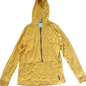 Retro Hoodie  - Följ profilen och få 5% i rabatt   Produktens skick: god   Storlek: S  Passform: regular fit  För mer info, kontakta mig 😀