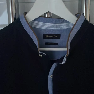 Massimo dutti t-shirt - Massimo dutti t-shirt med krage, riktigt snygg. Bra skick, använd 1-2 gånger.