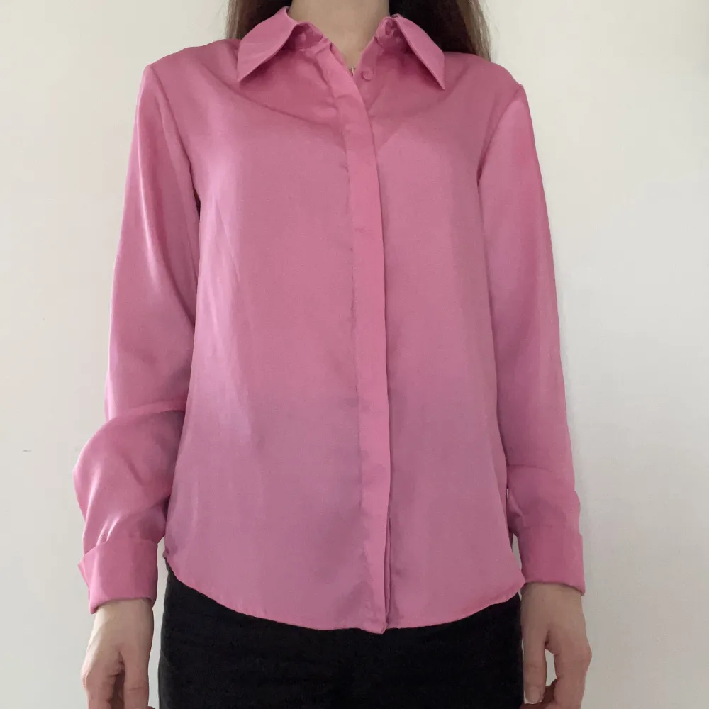 Superfin rosa satinskjorta från Gina Tricot i stl XS. Nyskick! Endast använd en gång. Färgen är som första och andra bilden. Material: 100% polyester. Djur- och rökfritt hem. Skriv gärna för fler bilder!. Skjortor.