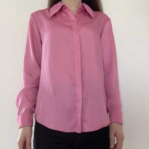 Superfin rosa satinskjorta från Gina Tricot i stl XS. Nyskick! Endast använd en gång. Färgen är som första och andra bilden. Material: 100% polyester. Djur- och rökfritt hem. Skriv gärna för fler bilder!