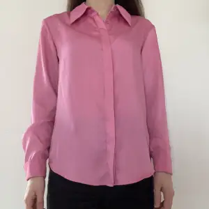 Superfin rosa satinskjorta från Gina Tricot i stl XS. Nyskick! Endast använd en gång. Färgen är som första och andra bilden. Material: 100% polyester. Djur- och rökfritt hem. Skriv gärna för fler bilder!