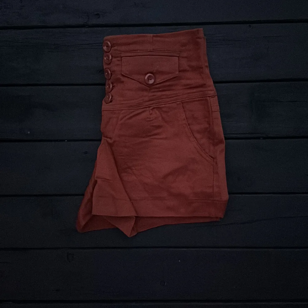 Rostfärgade tyg shorts med högre midja 🍂 . Shorts.