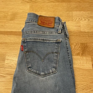 Levis jeans 710 storlek 25 - Levis jeans med smal passform. Skön stretch. Välanvända men i gott skick.