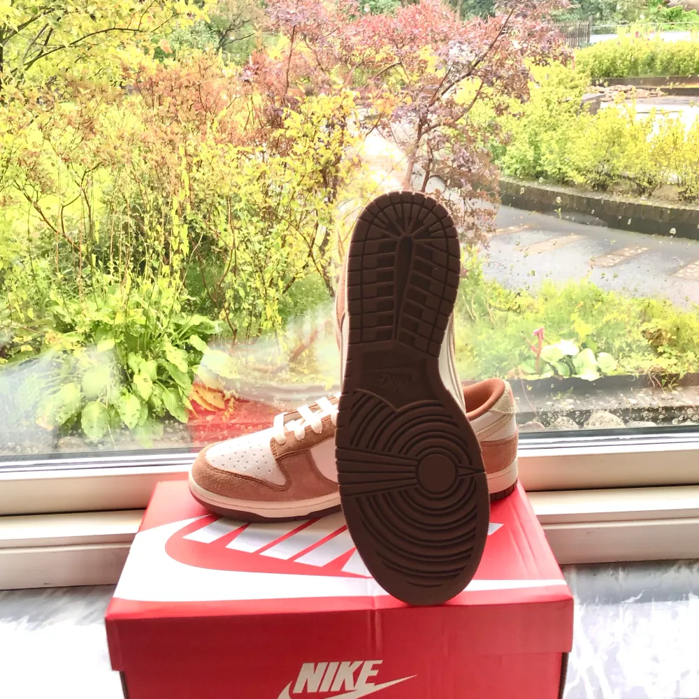 Helt nya Nike dunk low medium curry 🥘 Riktigt feta✨ Finns OG box och digitalt kvitto🧾 Kom DM för mer frågor eller bilder🤳. Skor.