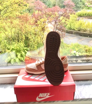 Nike dunk low medium curry 🥘 - Helt nya Nike dunk low medium curry 🥘 Riktigt feta✨ Finns OG box och digitalt kvitto🧾 Kom DM för mer frågor eller bilder🤳