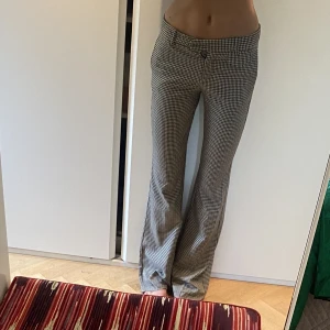 Lågmidjade kostymbyxor - De snyggaste kostymbyxorna nånsin!!!! Sitter verkligen så bra på kroppen, lågmidjade och långa💕💕💕 Beige och rutiga byxor som verkligen är så coola och unika