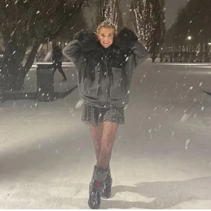 ❤️‍🔥 - Säljer min fina boohoo jacka ❣️ Pälsen är avtagbar både på armarna och kragen :)  Sparsamt använd!  Fraktar eller möts upp i centrala Stockholm! 