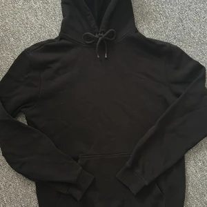 Hoodie - Helt vanlig svart Hoodie som inte kommer till användning, därav inga defekter💕