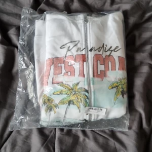 Oandvänd zip up Hoddie - Råkade beställa 2 st overzised zip ups säljer den på första bilden som inte är öppnad. 