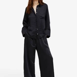 NY pyjamas från Lindex - Oanvänd med lapparna kvar 💖 Nypris 599 kr. Siden/satinliknande kvalitet. Obs ej exakt likadan som produktbilden men close enough ☺️