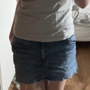 Jeanskjol - (Tryck inte på köp nu direkt) storlek L men väldigt stretchiga o passar mig som har ca xs/s❤️