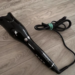 Locktång  - Säljer nu min fashion curler då den inte kommer till användning så mycket! Den fungerar precis som den ska och har aldrig fastnat med mitt hår i den då den är väldigt säker på så viss!! Nypris 1000kr säljer för 350kr men det går självklart att diskutera💕💕