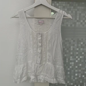 Linne  - Jag säljer nu detta linnet för det ej kommer till användning och är inte min typ av kläder, knappt använd. 