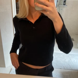 Stickad tröja Zara - Stickad svart tröja från zara, köpt för något år sen men använt bara nån gång för den är lite kort på mig💕  Storlek S 😊