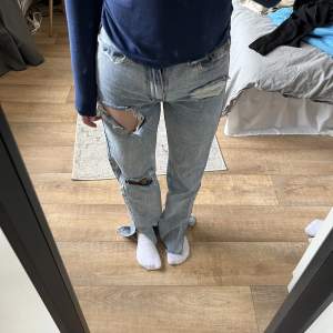 Säljer dessa jeans med slits längst ner vid benen❤️knappt använda 
