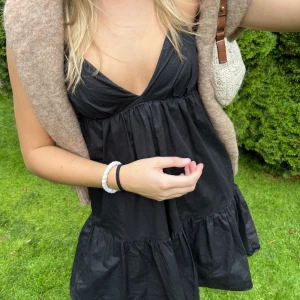 Klänning - Superfin svagt klänning perfekt till fest eller sommaren. Även superfin att ha tillsammans med en kofta som på bilden!