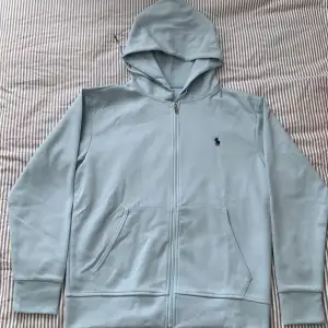En ljusblå Ralph Lauren hoodie i storleken S. Säljer denna då den var lite för liten på mig. (177)
