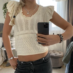 Virkad topp - Säljer denna otroligt fina virkade toppen från zara som inte säljs längre💕använd fåtal gånger så i superskick!