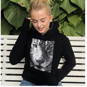 hoodie leo - (lånad bild på första) säljer svart hoodie ”leo” från thecoolelephant, nypris 599 kr. strl M men passar mig som vanligtvis har S. välanvänd & trycket har hållt relativt bra för att vara ca 2,5 år gammal. 💕 