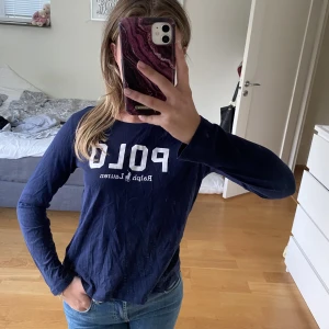 Ralph Lauren tröja - Säljer mig långärmade Polo Ralph Lauren tröja då den inte kommer till användning längre. Tröjan har inga defekter och köparen får stå för frakten. Står INTE för postens slarv. 