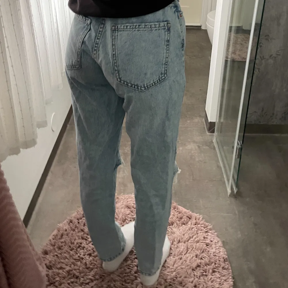 jag säljer dessa jeans från gina tricot i storlek 34 (xs/s)! de är sparsamt använda och säljs då de inte kommer till användning. priset kan diskuteras 🩷. Jeans & Byxor.