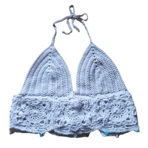 Vit virkad topp - Säljer min virkade topp, skitsnygg till sommaren och jätteskön då den är i bomull. Storleken kan justeras då det är knappar på baksidan. Skulle säga att den passar M