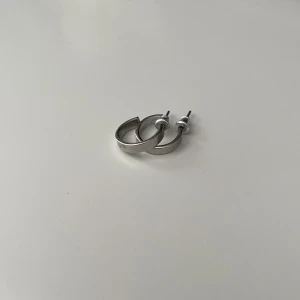 Örhängen  - Örhängen från ginatricot de har tyvärr aldrig kommit till användning