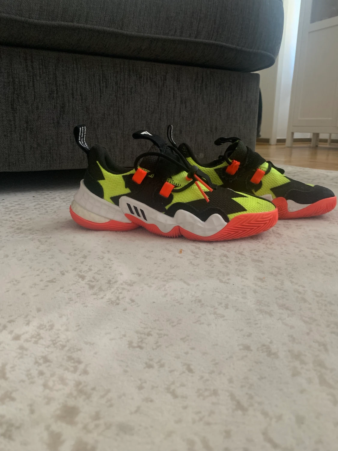 Säljer trae Young so so deef skor storlek 38