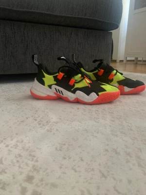 Säljer trae Young so so deef skor storlek 38  - Säljer de för de passa inte mig längre och behöver nya skor De kostade 1200 