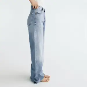 Vida jeans från zara i storlek 38, knappt använda och nypris 429kr🦋 hör av er vid minsta intresse eller fundering 🥰