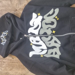 Zip up hoodie - Hej, jag är ute för att sälja denna hoodie pågrund av att den är för liten på mig. Jag köpte denna made havoc zip hoodie på made havoc hemsidan. Jag har priset nu på 449 men det kan diskuteras!